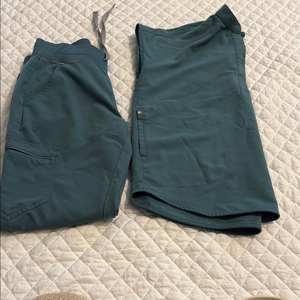 Teal Scrub Pants and Shirt
Sold as a set
Joggers size small
Rafaela top xxs
Used